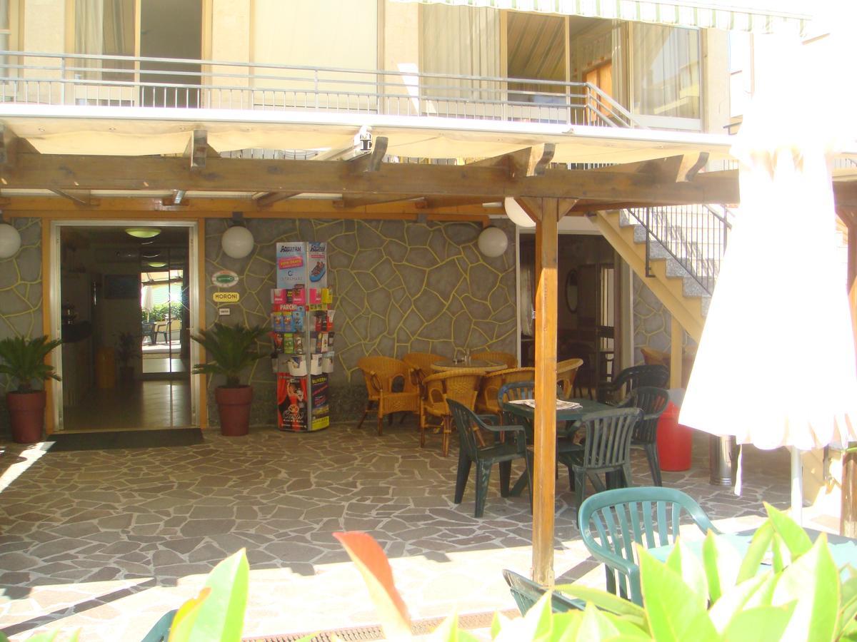 Hotel Moroni Rimini Exterior foto